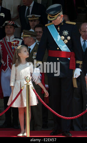 Madrid, Spagna. 19 giugno 2014. Spagna il re Felipe VI (R)e corona spagnola Principessa delle Asturie Leonor assistere ad una revisione militare a Madrid, Spagna, 19 giugno 2014. Felipe vi fu incoronato il giovedì alla Camera bassa del Parlamento. Credito: Xie Haining/Xinhua/Alamy Live News Foto Stock