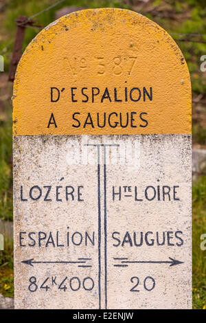 Francia, Haute Loire, Lozère, Saint Roch del sito, confine del limite di reparto sul cammino di Santiago de Compostela Via Podiensis Foto Stock