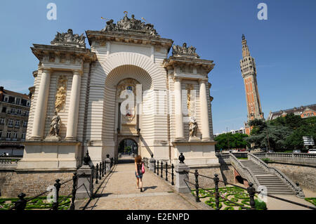 Francia, Nord, Lille, Porte de Pariswith sullo sfondo il campanile del municipio sono classificati come patrimonio mondiale dall' UNESCO Foto Stock