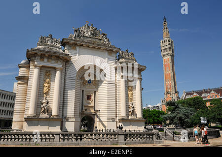 Francia, Nord, Lille, Porte de Pariswith sullo sfondo il campanile del municipio sono classificati come patrimonio mondiale dall' UNESCO Foto Stock