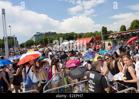 Torino, Italia. 19 giugno 2014. Centinaia di fans nel sole caldo in attesa del grande concerto della band americana di trenta secondi per Marte, guidata dal cantante e Oscar-regista vincitore Jared Leto, previsto per la serata al Palaolimpico .trenta secondi a Marte (comunemente stilizzata come 30 secondi su Marte) è un americano di rock band da Los Angeles, California, formata nel 1998. Credito: Elena Aquila/Pacific Press/Alamy Live News Foto Stock