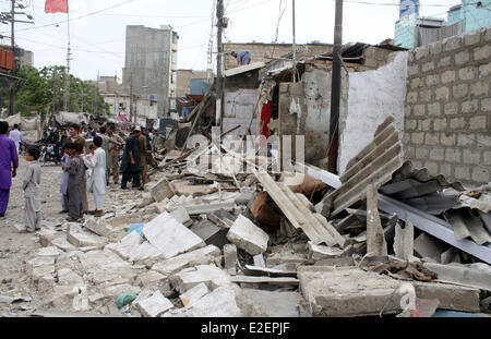 Karachi, Pakistan, 19 giugno 2014. Vista dopo anti invasione operazione in corso la demolizione di sconfinamento illegale durante anti sconfinamento di guidare a Colonia Akhtar area vicino Kala tirare a Karachi il Giovedì 19 Giugno, 2014. Credito: S.Imran Ali PPI/images/Alamy Live News Foto Stock