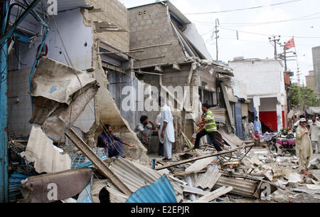 Karachi, Pakistan, 19 giugno 2014. Vista dopo anti invasione operazione in corso la demolizione di sconfinamento illegale durante anti sconfinamento di guidare a Colonia Akhtar area vicino Kala tirare a Karachi il Giovedì 19 Giugno, 2014. Credito: S.Imran Ali PPI/images/Alamy Live News Foto Stock