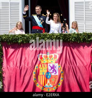 Madrid, Spagna. 19 giugno 2014. (L-R) Principessa Leonor delle Asturie, re spagnolo Felipe VI, Regina e Letizia Infanta Sofia sul balcone del Palazzo Reale di Madrid, Spagna, 19 giugno 2014. Re spagnolo Felipe vi è stato ufficialmente proclamato re. Foto: Patrick van Katwijk/PAESI BASSI E LA FRANCIA - nessun filo SERVICE -/dpa/Alamy Live News Foto Stock