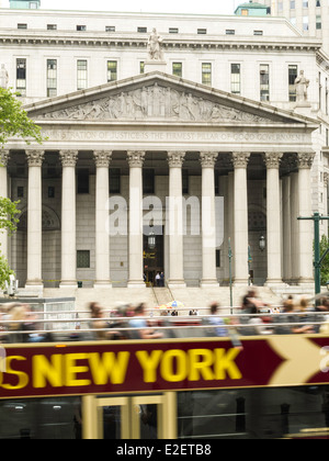 Corte Suprema di New York e costruzione Double Decker Bus Tour, 60 Centre Street, NYC Foto Stock