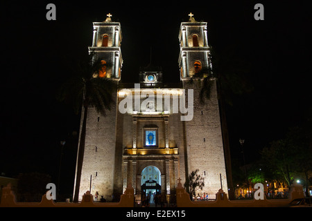 La facciata della Cattedrale di Valladolid di notte Valladolid Yucatan Messico Foto Stock