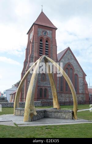 Isole Falkland Stanley Cattedrale di Cristo con una grande arcata realizzata dalle ossa mandibolari di una balena blu chiesa anglicana Foto Stock