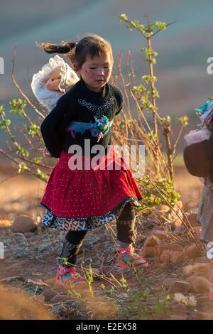 La Cina, nella provincia dello Yunnan, Kunming comune, Dongchuan distretto, suoli rossi, coltivazioni a terrazza, Gouditang, ragazze giocando Foto Stock