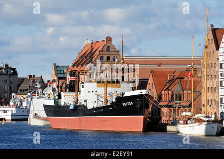 La Polonia Pomerania Gdansk fiume Motlawa Soldek la prima nave costruita in Polonia dopo la Seconda Guerra Mondiale per il Cantiere di Danzica e Foto Stock