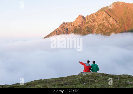 Francia, Ariège, Sentein, Couserans, Biros valle, escursionisti vicino al lago Araing baita sulla GR10 sentiero Foto Stock