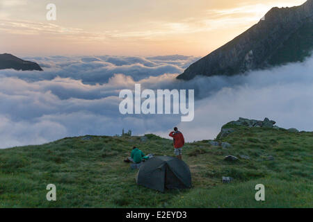 Francia, Ariège, Sentein, Couserans, Biros valle, sulla GR10 sentiero, escursionisti camp vicino al lago Araing baita di montagna Foto Stock