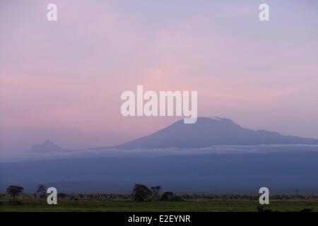 Kenya, Amboseli National Park, all'alba, Mount Kilimandjaro al crepuscolo Foto Stock