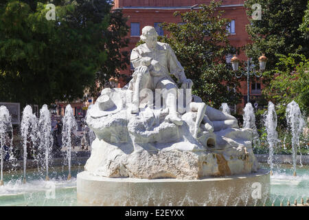 Francia, Haute Garonne, Toulouse Wilson Square, la fontana e la statua del poeta Goudouli Foto Stock