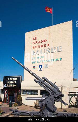 Francia, Calvados, Ouistreham, il Grand Bunker, Atlantic Wall museum, 88mm tedesco anti aerei pistola flak Foto Stock