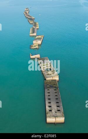 Francia, Calvados, Arromanches les Bains, Gelso B rimane, Port Winston, Phoenix frangiflutti (vista aerea) Foto Stock