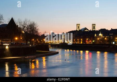 Francia, Doubs, Besancon, centro storico, Quai di Strasburgo, la sinagoga e la Sainte Madeleine Foto Stock