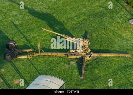 France Manche Sainte Mere Eglise Musee Airborne museo delle truppe aviotrasportate american anti-aerei tipo di pistola 90mm AA gun (antenna Foto Stock