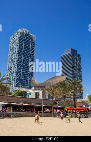 Spagna Catalogna Barcellona la spiaggia di Barceloneta in background o la Peix Ballena (balena) da Frank O. Gehry le torri di Foto Stock