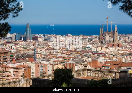 Spagna Catalogna Barcellona Sagrada Familia di Antoni Gaudi architetto elencati come patrimonio mondiale dall UNESCO e la Torre Agbar da Foto Stock