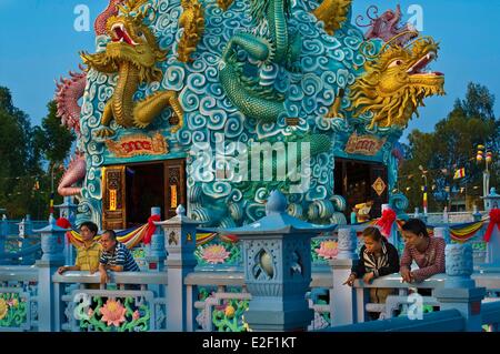 Il Vietnam un Giang Provincia Chau Doc Thien Khai Huynh Dao tempio buddista che simboleggia il fiume Mekong il fiume del 9 draghi Foto Stock