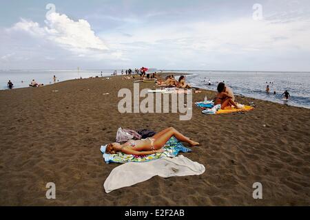 Francia, isola di Reunion (dipartimento francese d' oltremare), l'Etang vendita, la spiaggia di sabbia nera Foto Stock