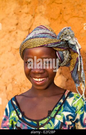 Il Burkina Faso, area Senoufo, villaggio di Negueni, giovane donna Foto Stock