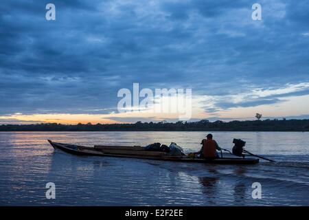 Il Perù, di Madre de Dios, Amazon, Puerto Maldonado, canoa al tramonto sul Rio Madre de Dios river Foto Stock