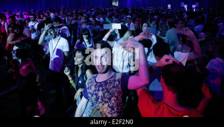 La gente ballare al Sonar giorno, durante il Sonar Festival di musica a Barcellona, Spagna Foto Stock