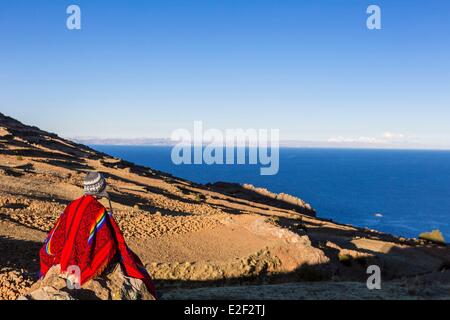 Il Perù, Provincia di Puno, il lago Titicaca, Amantani peruviana contemplando il lago Foto Stock