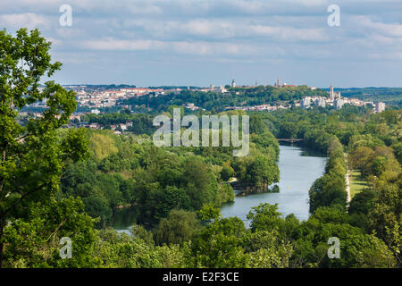 Francia, Charente, Angouleme, il fiume Charente e la città Foto Stock