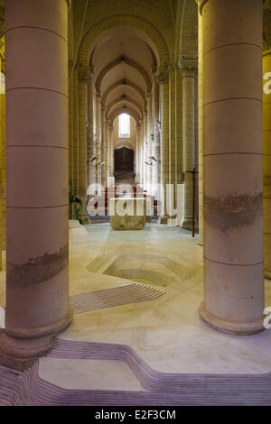 Francia Deux-Sevres Melle Saint-Hilaire Itinerari chiesa di Santiago de Compostela elencati come patrimonio mondiale dall' UNESCO il coro Foto Stock