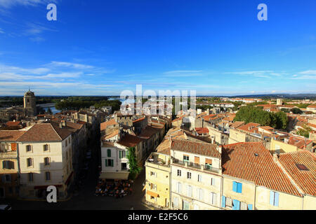 Francia, Bouches du Rhone, Arles, tetti, il Rodano in background Foto Stock