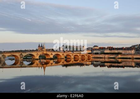Francia Loir et Cher la Valle della Loira sono classificati come patrimonio mondiale dall' UNESCO Blois Pont Jacques Gabriel ponte sul fiume Loira e in Foto Stock