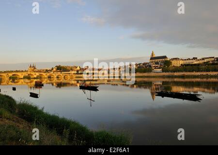 Francia Loir et Cher la Valle della Loira sono classificati come patrimonio mondiale dall' UNESCO Blois Pont Jacques Gabriel ponte sul fiume Loira e in Foto Stock