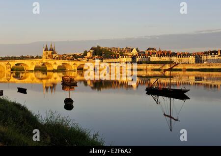 Francia Loir et Cher la Valle della Loira sono classificati come patrimonio mondiale dall' UNESCO Blois Pont Jacques Gabriel ponte sul fiume Loira e in Foto Stock