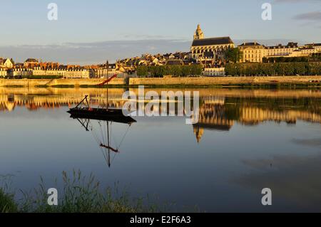 Francia Loir et Cher la Valle della Loira sono classificati come patrimonio mondiale dall' UNESCO Blois Pont Jacques Gabriel ponte sul fiume Loira e in Foto Stock