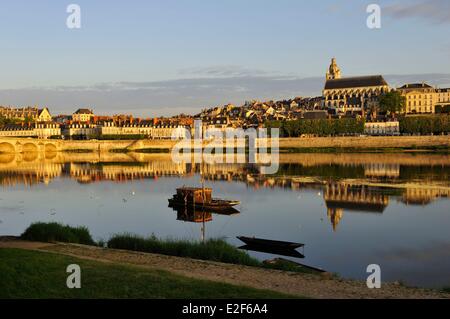 Francia Loir et Cher la Valle della Loira sono classificati come patrimonio mondiale dall' UNESCO Blois Pont Jacques Gabriel ponte sul fiume Loira e in Foto Stock