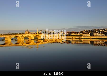 Francia Loir et Cher la Valle della Loira sono classificati come patrimonio mondiale dall' UNESCO Blois Pont Jacques Gabriel ponte sul fiume Loira e in Foto Stock