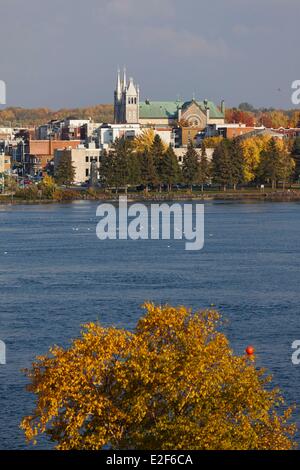 Canada Quebec, Mauricie, il Saint-Maurice fiume e la città di Shawinigan nei colori dell'estate Indiana Foto Stock