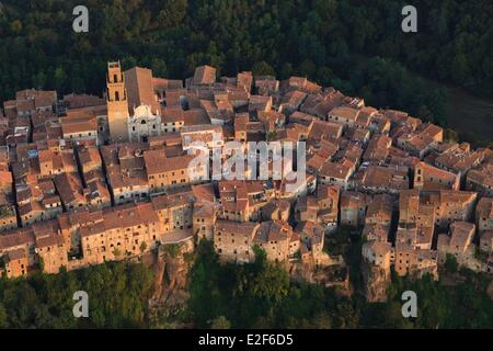 L'Italia, Toscana, Maremma, appollaiato villaggio di Pitigliano (vista aerea) Foto Stock