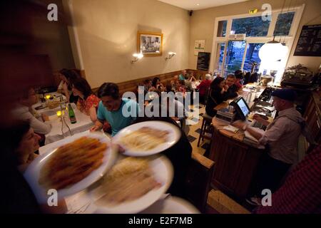 Francia Bouches du Rhone Marsiglia Capitale europea della cultura 2013 quartiere di La Plaine Cours Julien il ristorante cantinetta Foto Stock