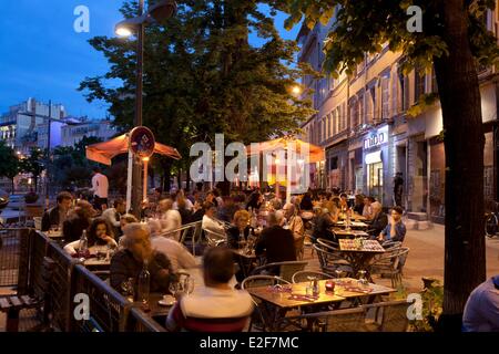 Francia, Bouches du Rhone, Marsiglia, Capitale Europea della Cultura 2013, distretto di La Plaine, bar terrazza sul Cours Julien Foto Stock