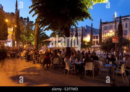 Francia, Bouches du Rhone, Marsiglia, Capitale Europea della Cultura 2013, distretto di La Plaine, bar terrazza sul Cours Julien Foto Stock