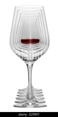 Alcuni bicchieri di vino in piedi consecutivi in una fila nel retro bianco, uno parzialmente riempito con un bicchiere di vino rosso Foto Stock