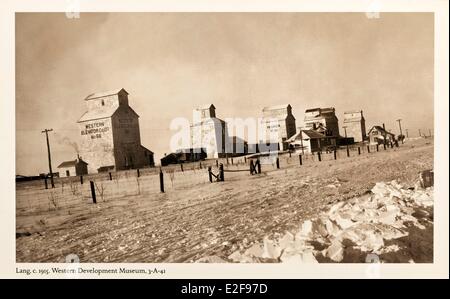 Canada, Saskatchewan, Saskatoon, Western Development Museum, vecchia foto della collezione del museo, elevatori delle granaglie circa 1915 Foto Stock