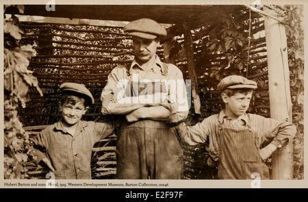 Canada Saskatchewan Saskatoon Western Development Museum vecchia foto della collezione del museo contadino e i suoi figli nel 1925 Foto Stock