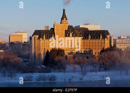 Canada Saskatchewan Saskatoon Kiwanis Memorial Park lungo la parte sud del Fiume Saskatchewan e la storica Bessborough Delta Hotel Foto Stock