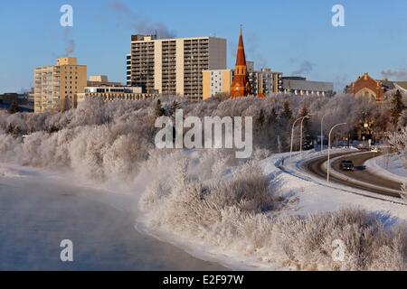 Canada Saskatchewan Saskatoon centro Kiwanis Memorial Park lungo la parte sud del Fiume Saskatchewan St John's Anglican Foto Stock
