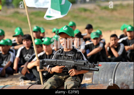 La città di Gaza, Striscia di Gaza, Territori palestinesi. Xx Giugno, 2014. Giovani palestinesi prendere parte ad una cerimonia di laurea di un militare-style Summer Camp organizzato dal Movimento di Hamas a Gaza City Giugno 19, 2014. Stadi di Hamas decine di militari-style campi estivi per i giovani palestinesi nella striscia di Gaza per prepararli ad affrontare ogni possibile attacco israeliano, gli organizzatori di detto credito: Ezz Zanoun APA/images/ZUMAPRESS.com/Alamy Live News Foto Stock