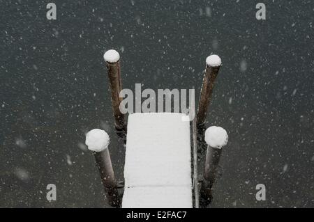 La Svizzera, Ticino, Gandria, sentiero lungo il lago in direzione di Lugano dopo una nevicata Foto Stock